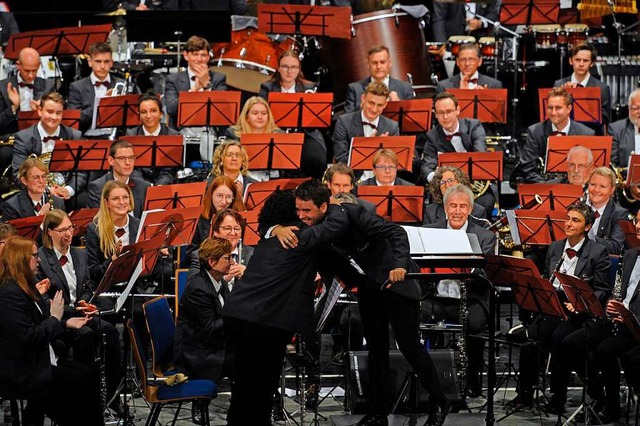 Umarmung fr den Dirigenten: Die Stadt...illierte zum Auftakt der Chrysanthema.  | Foto: Bettina Schaller