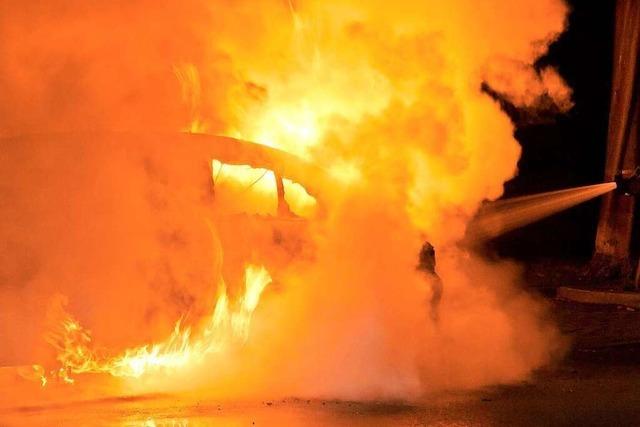 Autos gehen auf P+R-Parkplatz in Freiburg in Flammen auf – Brandstiftung nicht ausgeschlossen
