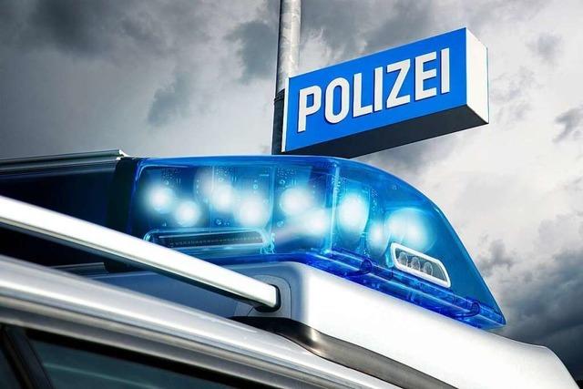 Drei Mnner bedrohen in Waldkirch einen jungen Mann und rauben seine Geldbrse
