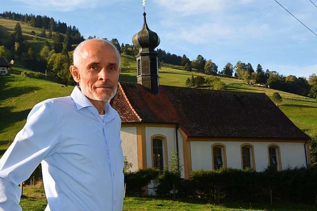 Mario Singer whrend des Wahlkampfs vor der Spielwegkapelle in Mnstertal.  | Foto: Max Schuler