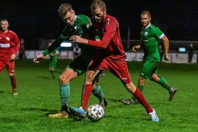 Jonas Matzner vom FC Bergalingen (rech... Lukas Milhailowitsch vom SV Rheintal.  | Foto: Ralf Schuble
