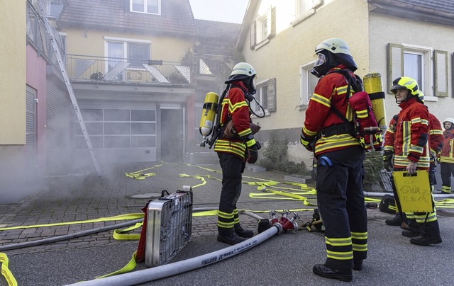 Rauch erschwerte den Wehrleuten in Eichstetten ihren bungseinsatz.   | Foto: Hubert Gemmert