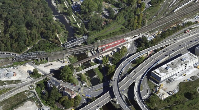 Die Hilfsbrcke  ber der Basler Fasan...he ist auf dem Luftbild gut erkennbar.  | Foto: Erich Meyer