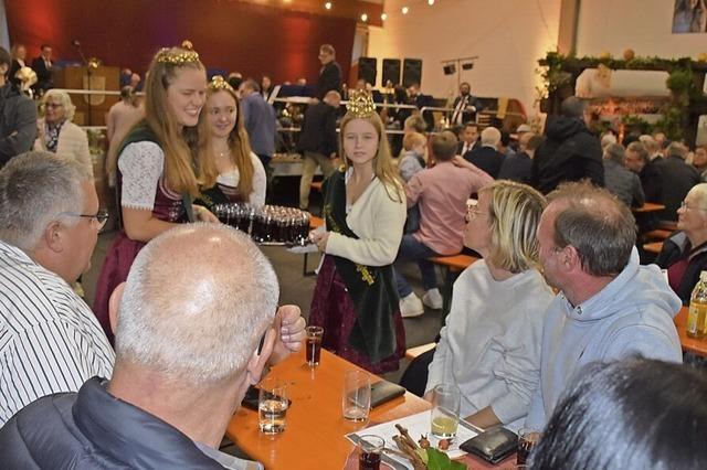 Hoheiten servierten den Festwein