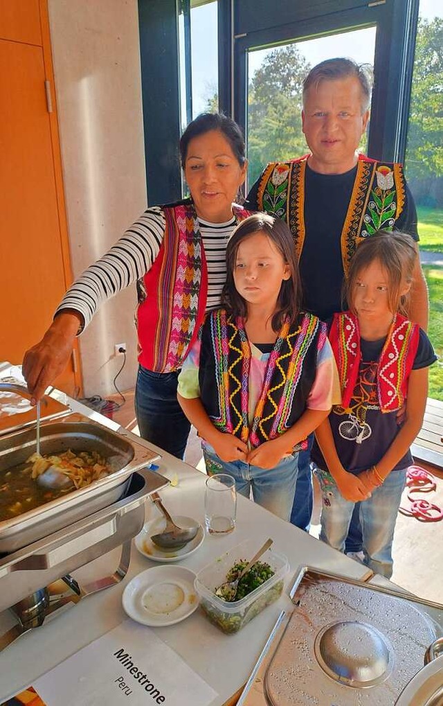 Eine Famlie servierte Quinoa-Suppe aus Peru  | Foto: Ulrike Le Bras
