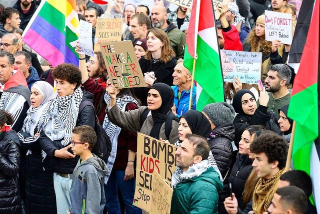 Plakate und palstinensische Fahnen auf dem Platz.  | Foto: Ingo Schneider