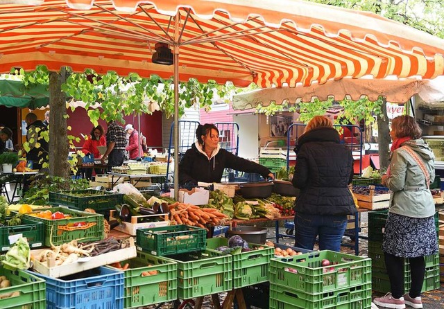 Den Wochenmarkt in Freiburg-St. Georgen gibt es seit 25 Jahren.  | Foto: Rita Eggstein