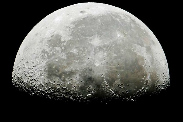 Der Mond ist mindestens 4,46 Milliarden Jahre alt.  | Foto: Peter Komka