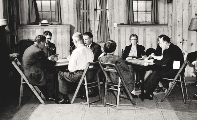 Eine Gruppe von Frauen und Mnnern spi...attan Bridge in einem Klubraum der AA.  | Foto: via www.imago-images.de