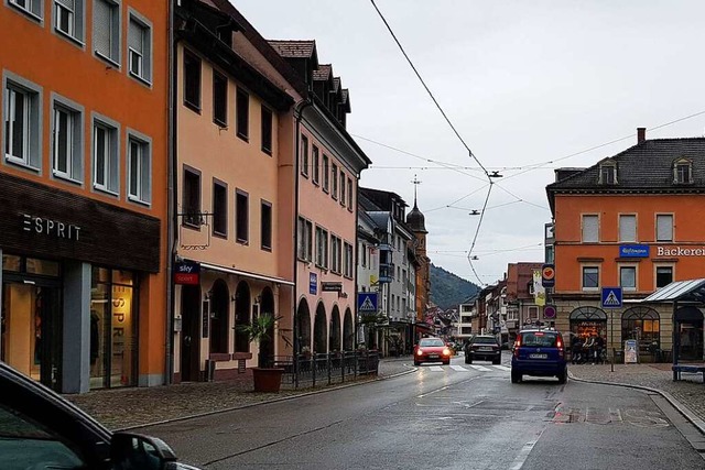 Die Busbucht hier rechts im Bild soll ... als Sitzgelegenheit errichtet werden.  | Foto: Gabriele Zahn