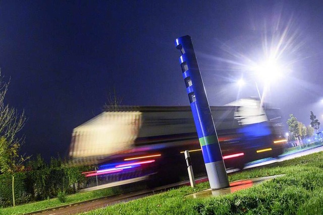 Die Bundesmaut fr Lkw soll verdoppelt...berg plant auch noch eine eigene Maut.  | Foto: Klaus-Dietmar Gabbert (dpa)