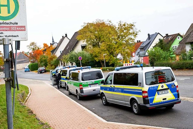 Einsatzwagen stehen vor der Gesamtschu...n Schulen Bombendrohungen eingegangen.  | Foto: Pia Bayer (dpa)