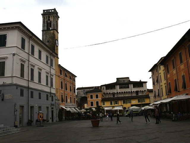 Im Zentrum von Pietrasanta knnen alle...neuen Partnerschaftsausschuss whlen.   | Foto: Heinz und Monika Vollmar