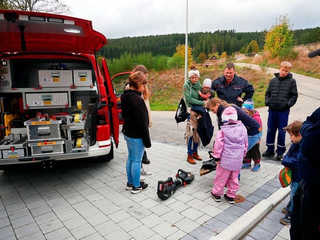 Das  Interesse der Rudenberger Kinder ...ugendlichen an der Feuerwehr ist gro.  | Foto: Eva Korinth