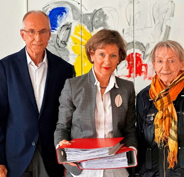 Udo Schwehr (links) und Hannelore Nu ...schriften an Landrtin Marion Dammann.  | Foto: Privat