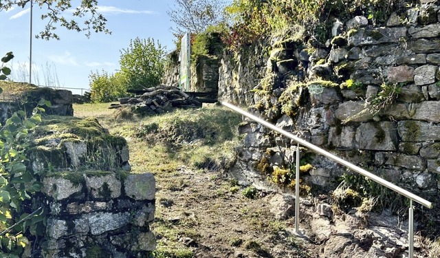 Mit zwei neuen Handlufen aus Edelstah... zur Burgruine Hauenstein erleichtert.  | Foto: Richard Kaiser