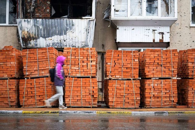 Ein demoliertes Haus in Irpin wird wieder aufgebaut.  | Foto: Sebastian Gollnow (dpa)