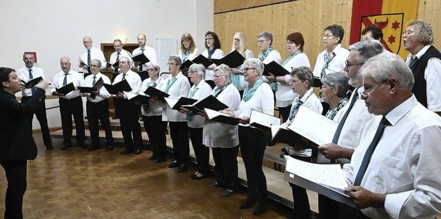 Endlich wieder auf der Bhne: die Chor... der Leitung von Rainer Hoffmann (l.).  | Foto: Markus Zimmermann
