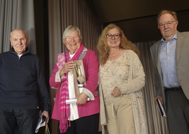 Franz Littmann, Inge Hemberger, Sonja ...rd Geugelin beim Hebelschoppen (v.l.).  | Foto: Bianca Flier