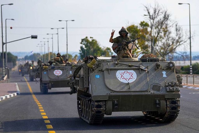 Israelische  Mannschaftstransportwagen...em Weg an die Grenze zum Gazastreifen.  | Foto: Ohad Zwigenberg (dpa)