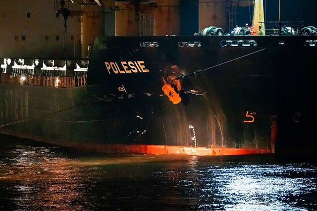 Cuxhaven: Schden am Rumpf des Frachtschiffs &#8222;Polesie&#8220;.  | Foto: Jonas Walzberg (dpa)