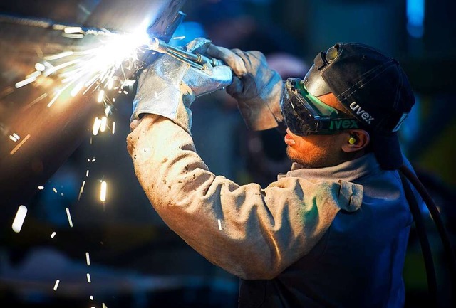 ber 150 Berufe werden  bei der Messe prsentiert, auch im Metallgewerbe.  | Foto: Patrick Pleul (dpa)