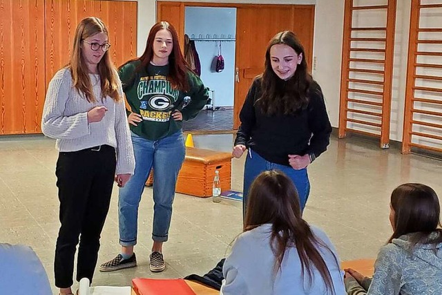 Lena, Mara und Olivia spielen eine Sze...inder- und Jugendtheaters Gschweiler.  | Foto: Stefan Mertlik