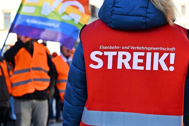 Kommt es wieder zum Warnstreik bei der Bahn?  | Foto: Martin Schutt (dpa)