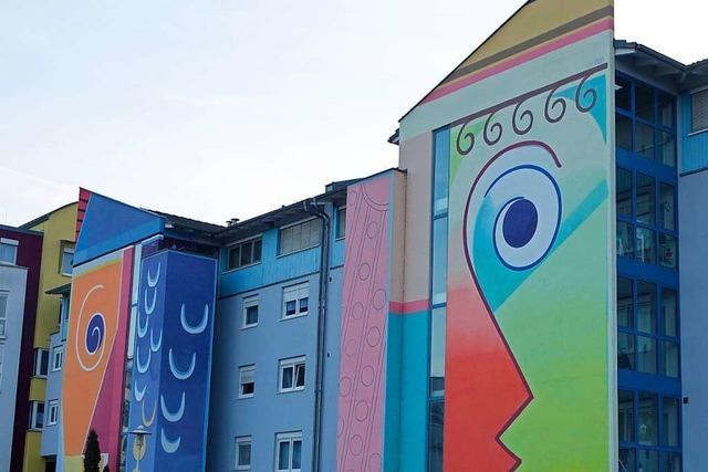 Willi Raibers Fassadenbilder bringen in Rheinfelden Farbe ins Grau