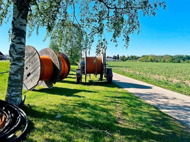 Diese Kabeltrommeln sind ein gutes Zei...Versorgung mit Glasfaser ist in Sicht.  | Foto: Stiegeler