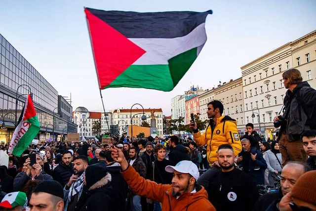 Demonstranten mit Palstina-Flaggen au... Herrmannplatz am vergangenen Samstag.  | Foto: Emmanuele Contini (imago)
