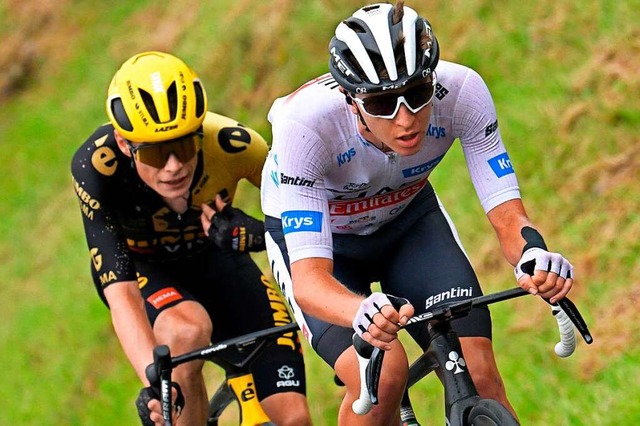 2024 wird bei der Tour de France eine ...egaard (l) und Tadej Pogacar erwartet.  | Foto: BERNARD PAPON (AFP)