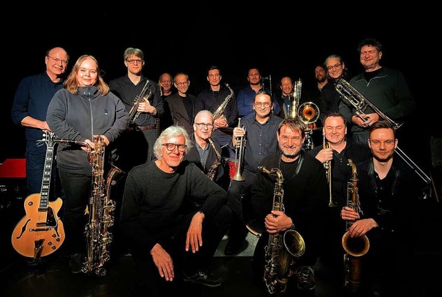 Im Salmen kommen sich das 17-kpfige D... Jazz Orchestra und das Publikum nahe.  | Foto: Robi Rehm