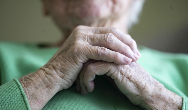 Im Landkreis brauchen immer mehr Menschen Pflege.  | Foto: Marijan Murat