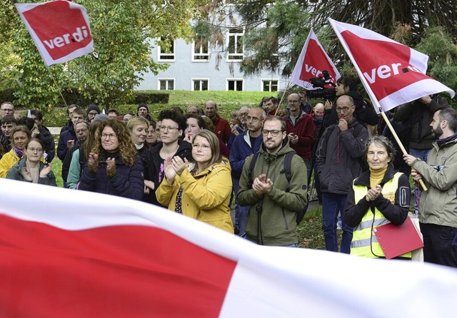 Die Gewerkschaft Verdi hatte in Freiburg zu einer Protestaktion aufgerufen.   | Foto: Ingo Schneider
