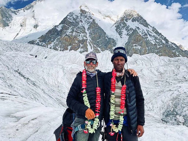 Ghulam Murtaza Sadpara (rechts) mit einem Bergsteiger in Pakistan  | Foto: - (dpa)