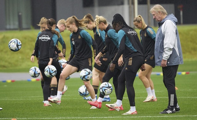 Horst Hrubesch (rechts) beim Training ...schaft auf dem DFB-Campus in Frankfurt  | Foto: Thomas Frey (dpa)