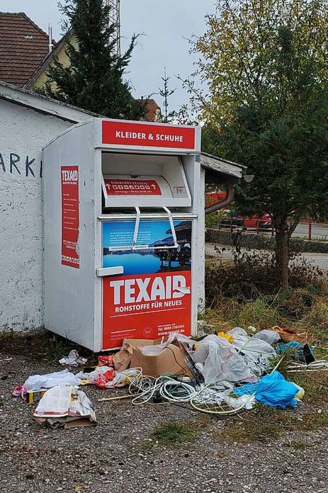 Unbekannte stellen regelmig Mll vor dem Container ab.  | Foto: Stefan Mertlik