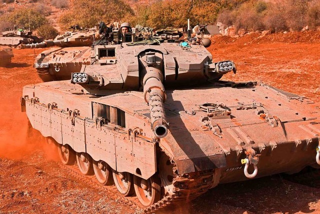 Ein moderner israelischer Merkava-Kampfpanzer nahe der Grenze zum Libanon  | Foto: JALAA MAREY (AFP)