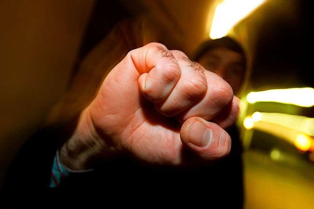 Der Unbekannte schlug den 14-Jhrigen mehrfach mit der Faust (Symbolfoto).  | Foto: Karl-Josef Hildenbrand