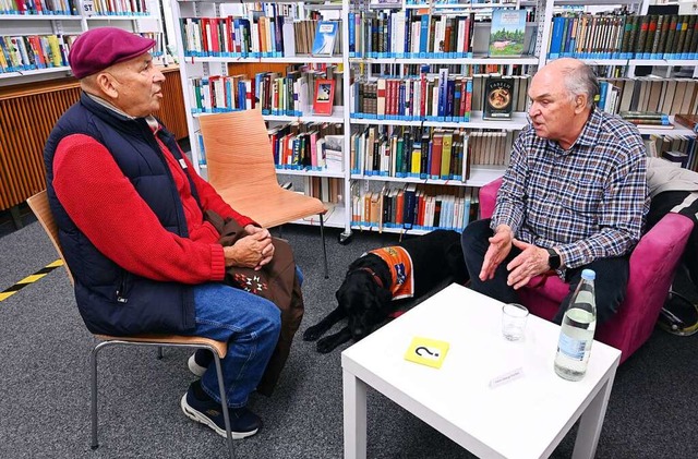 Roberto Herrera (links) spricht in der...r Mitte liegt Arok, Fischers Fhrhund.  | Foto: Thomas Kunz