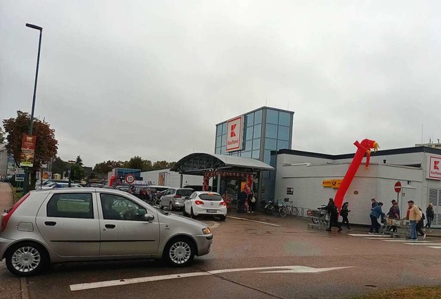 Die Autos stauten sich teilweise am Donnerstag auf dem Kaufland-Parkplatz.  | Foto: Hannah Fedricks Zelaya