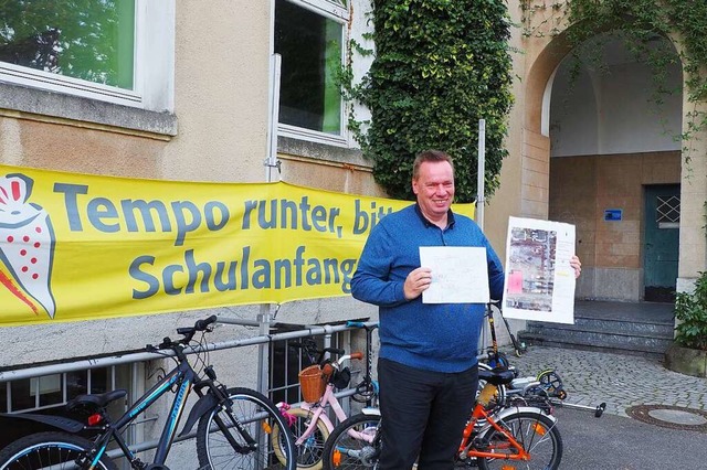 Schulleiter Stephan Hlscher mit dem n... liegen etwas abseits des Schulhauses.  | Foto: Herbert Frey