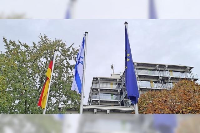 Eine neue Israelflagge weht vor dem Rathaus