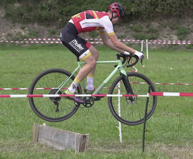 Sprung bers Hindernis: Jeremias Stett...er U 19 einen ungefhrdeten Sieg ein.   | Foto: Jrgen Schweizer