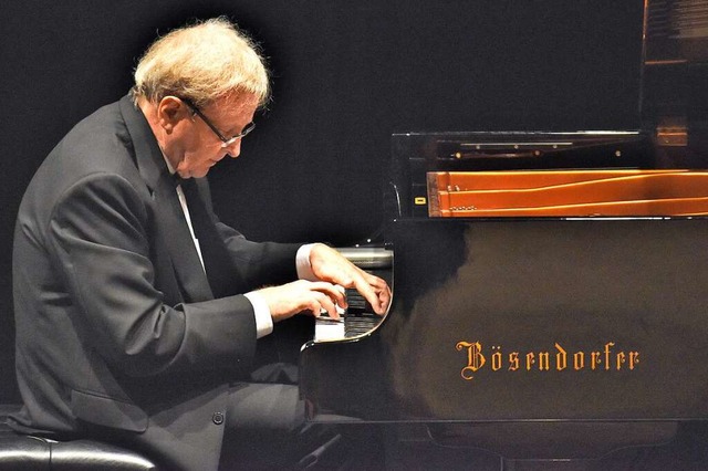 Michael Leuschner bei einem seiner meh...l im Denzlinger Kultur- und Brgerhaus  | Foto: Markus Zimmermann