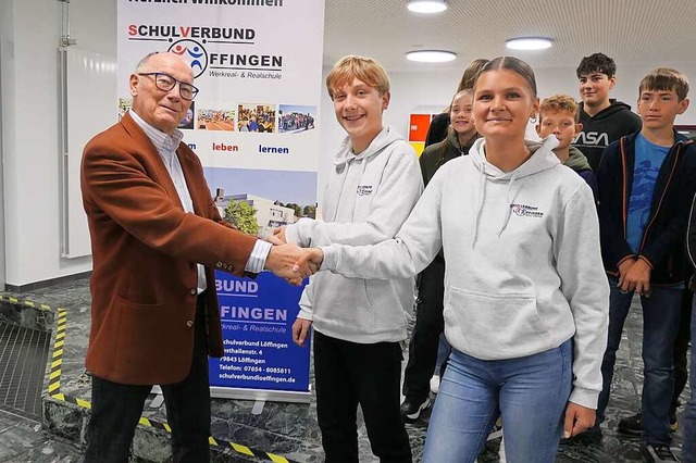 Gustl Frey bedankt sich bei Robin Wider und Lina Heer fr die grozgige Spende.  | Foto: Heidrun Simoneit