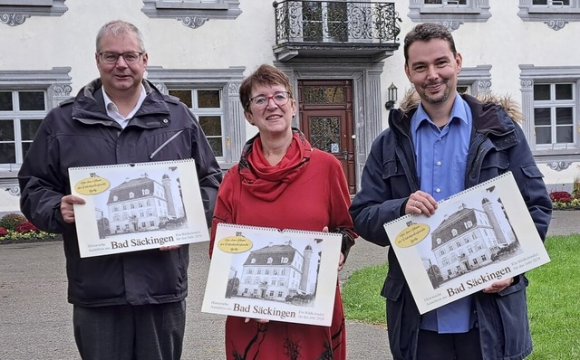 Brgermeister Alexander Guhl, die Stad...lender mit historischen Ansichten vor.  | Foto: Susanne Eschbach