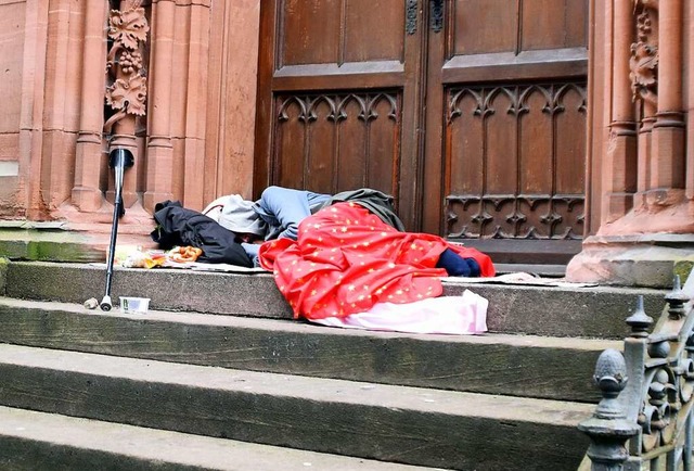 Wohnungsloser auf der Treppe der evang...erungsschutz in der Freiburger Strae.  | Foto: Barbara Puppe