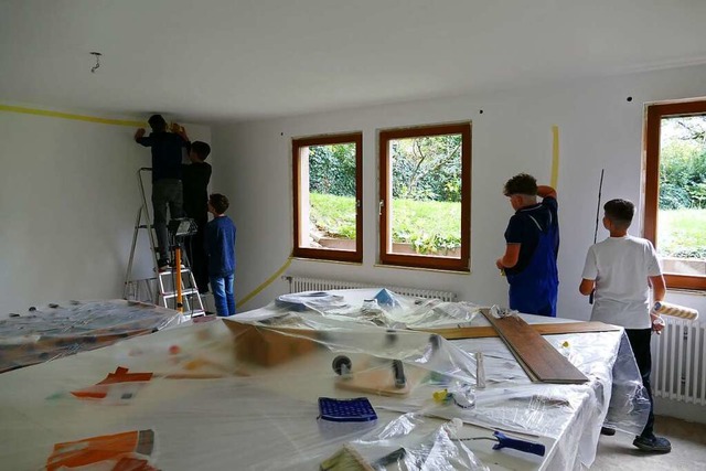 Eine Gruppe bereitet das Streichen vor...ldkirch und Kollnau arbeiten zusammen.  | Foto: Sylvia Sredniawa